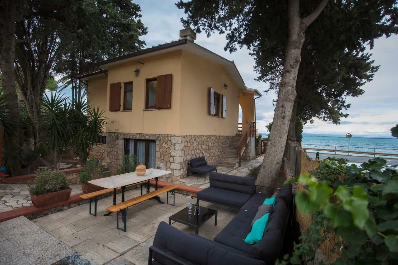 Beach Front Villa-Families & Pet Friendly Porto Santo Stefano  Italië